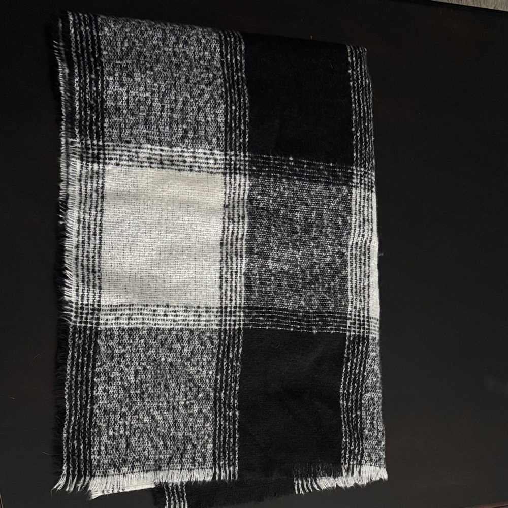 Old Navy Black and White Knit Accessory